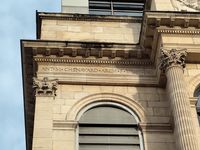 (2026) Zoom la façade de l’Opéra de Lyon côté de la place de la Comédie. « ANT - M - CHENAVARD - ARCH - F - MDCCCXXXII » est gravé dans la pierre.